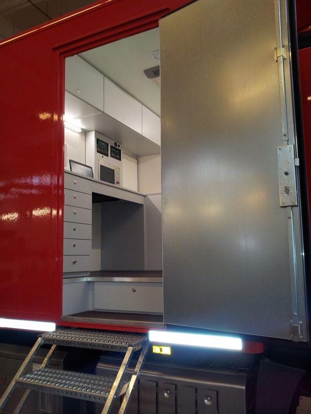 Dichtheitsprüffahrzeug für Grosskanäle, Rohrleitungen und Einzelmuffen auf Basis MB AROCS