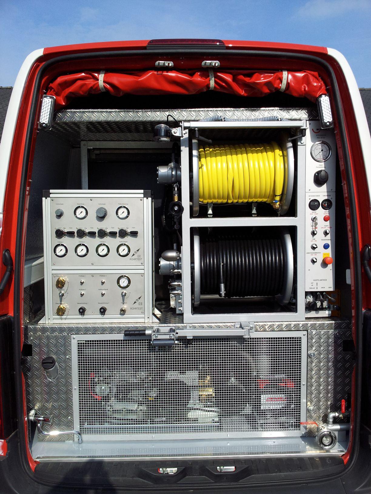 Dichtheitsprüffahrzeug mit integriertem Hochdruckspüleinbau