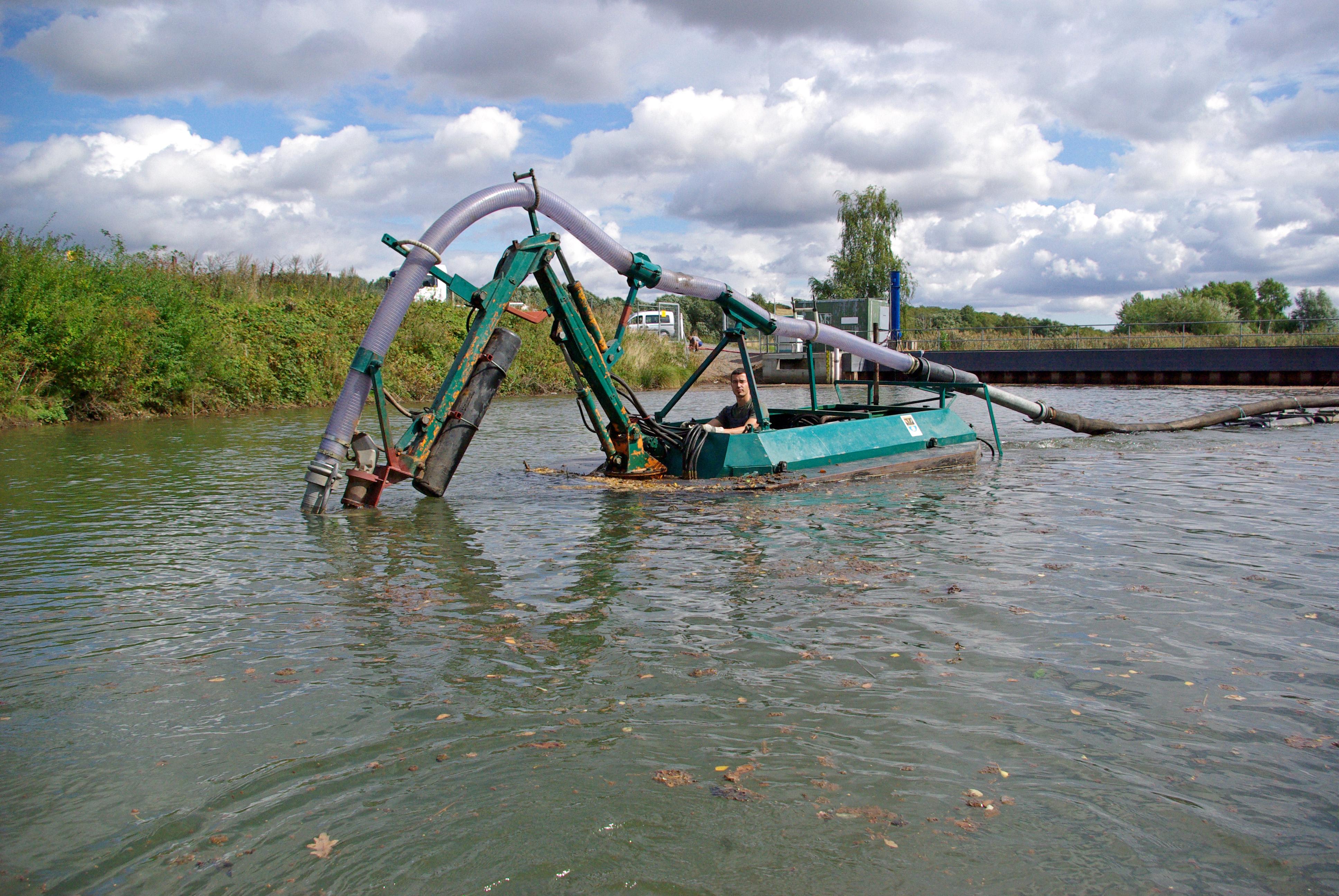 Teichentschlammung und Gewässerreinigung