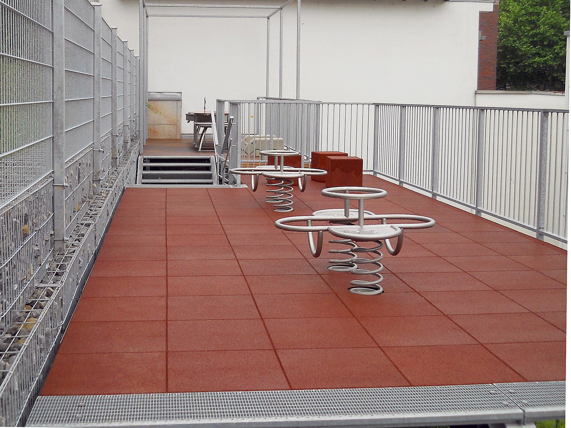 Fallschutzplatten und Terrassenplatten